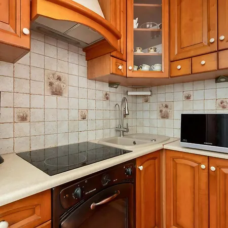 Comfortable With Parking Close To The By Renters דירה